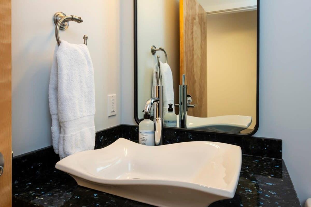 Nn - The Flame - Downtown 1-Bed 2-Bath Villa Whitehorse Exterior photo