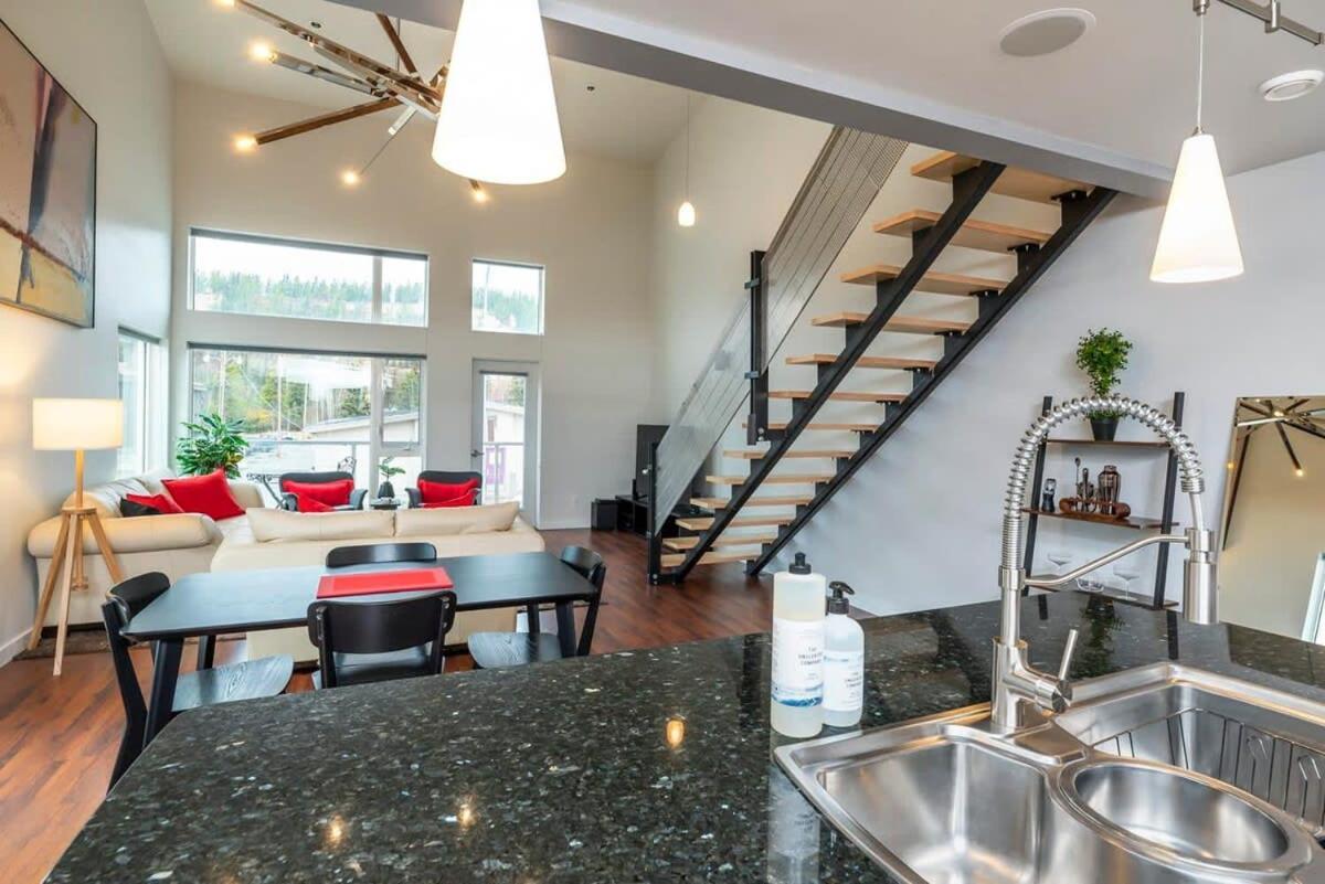 Nn - The Flame - Downtown 1-Bed 2-Bath Villa Whitehorse Exterior photo