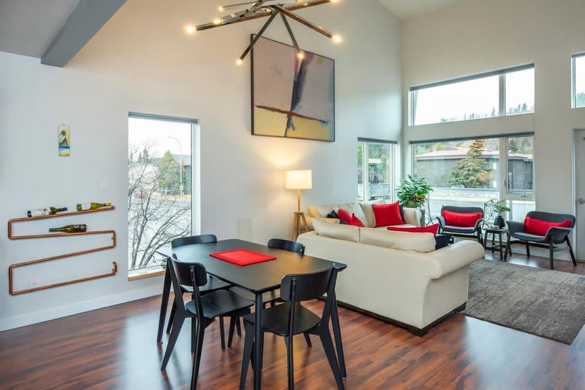 Nn - The Flame - Downtown 1-Bed 2-Bath Villa Whitehorse Exterior photo