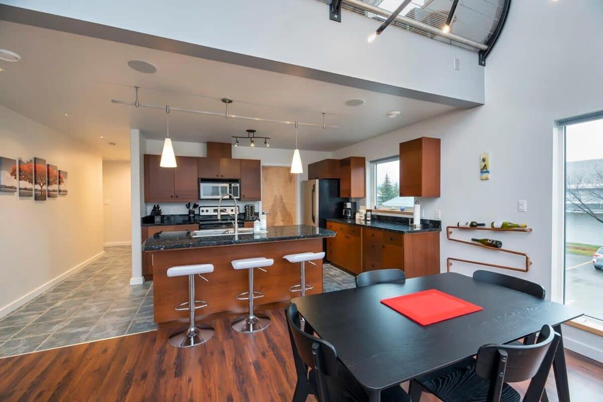 Nn - The Flame - Downtown 1-Bed 2-Bath Villa Whitehorse Exterior photo