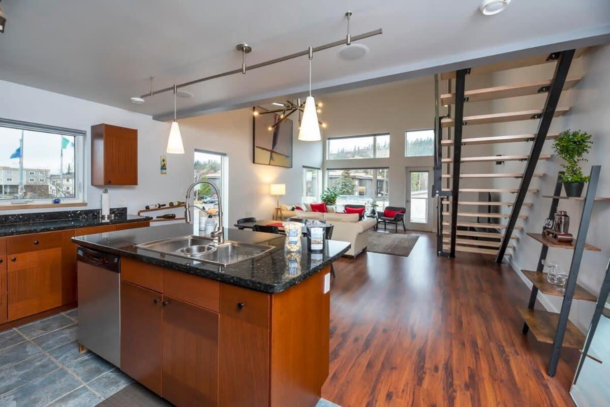 Nn - The Flame - Downtown 1-Bed 2-Bath Villa Whitehorse Exterior photo